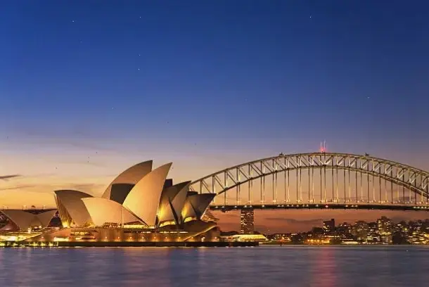 Sydney về đêm huyền bí với ánh sáng neon, khám phá sự sống động của thành phố lúc chập tối.