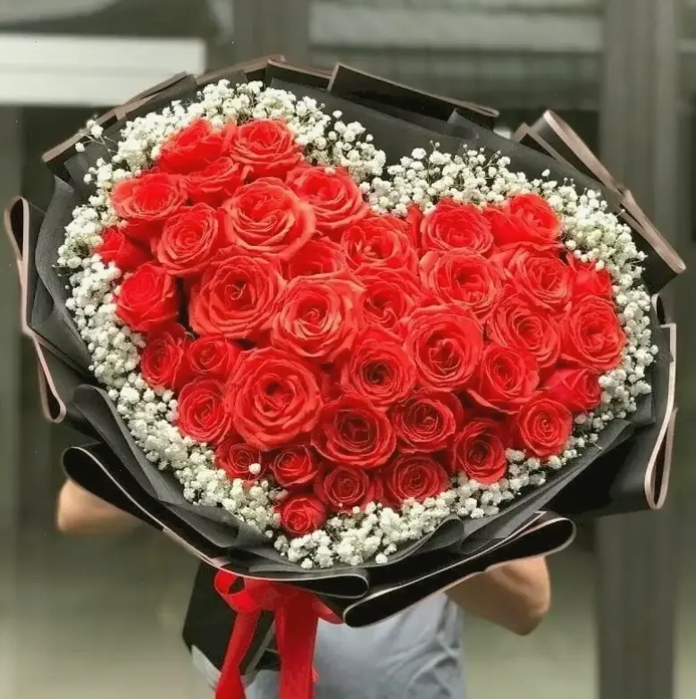 Tặng bó hoa hồng cho người yêu, biểu lộ tình cảm sâu lắng và ấm áp trong ngày lễ đặc biệt.