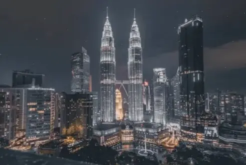 Thành phố sương mù huyền bí với lớp sương mờ ảo, mang đến không khí cổ điển và đầy bí ẩn cho không gian của bạn.