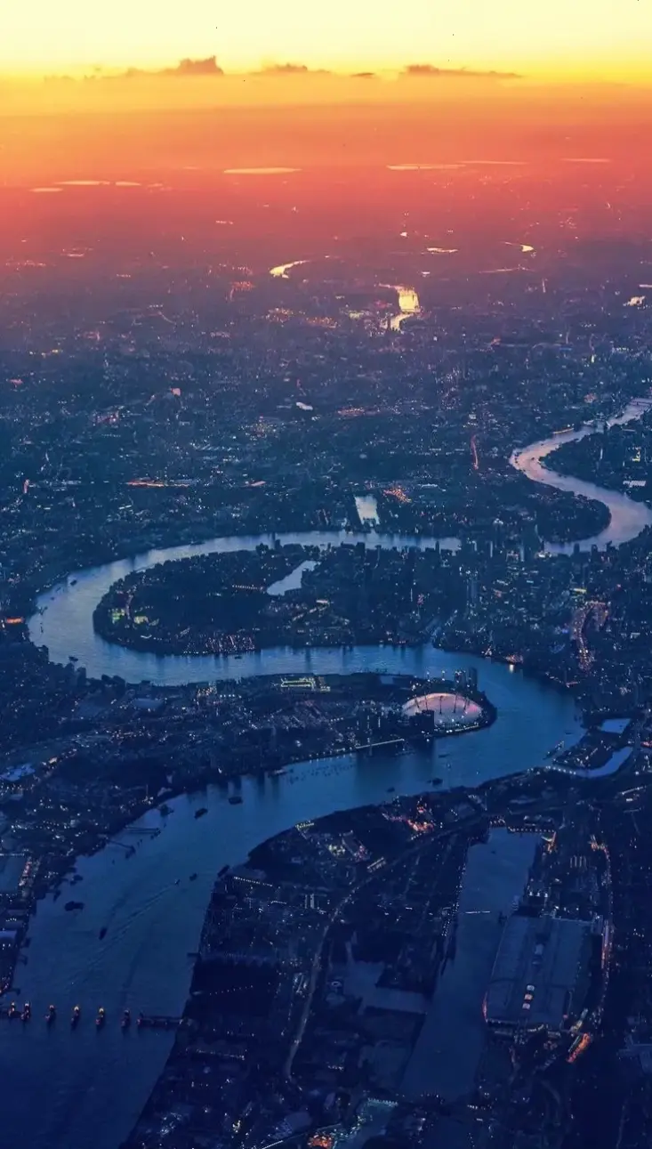 Tháp Big Ben rực rỡ dưới ánh sáng đêm, biểu tượng lịch sử của London đầy sức sống và huyền bí.