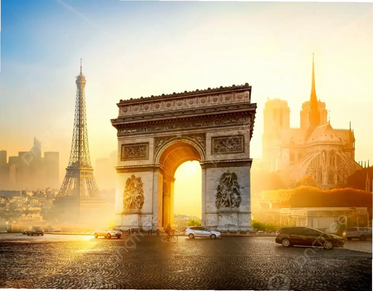 Tháp Eiffel rực rỡ dưới ánh sáng, biểu tượng tình yêu và sự sang trọng của Paris, thu hút mọi ánh nhìn.