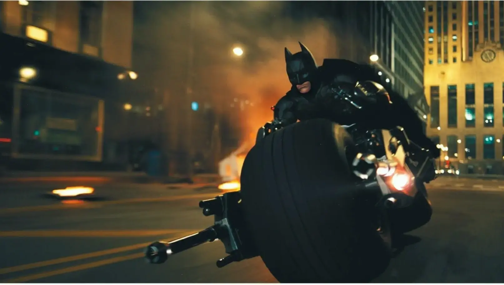 The Dark Knight về đêm, hành trình đấu tranh giữa ánh sáng và bóng tối bất tận.