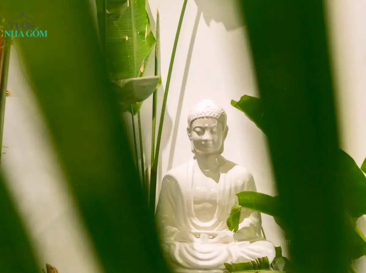 Thiền cùng Phật Thích Ca trong vườn, đạt sự tĩnh lặng và giác ngộ chân thực.