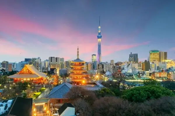 Tokyo về đêm sôi động, ánh sáng lấp lánh khắp phố phường, mời gọi bạn khám phá vẻ đẹp huyền bí của thành phố.