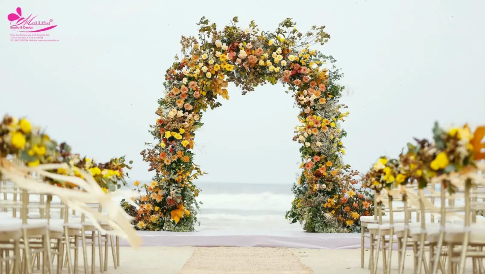 Trang trí tiệc cưới với hoa hướng dương, biến không gian thành khu vườn mùa hè đầy màu sắc và ấm áp.