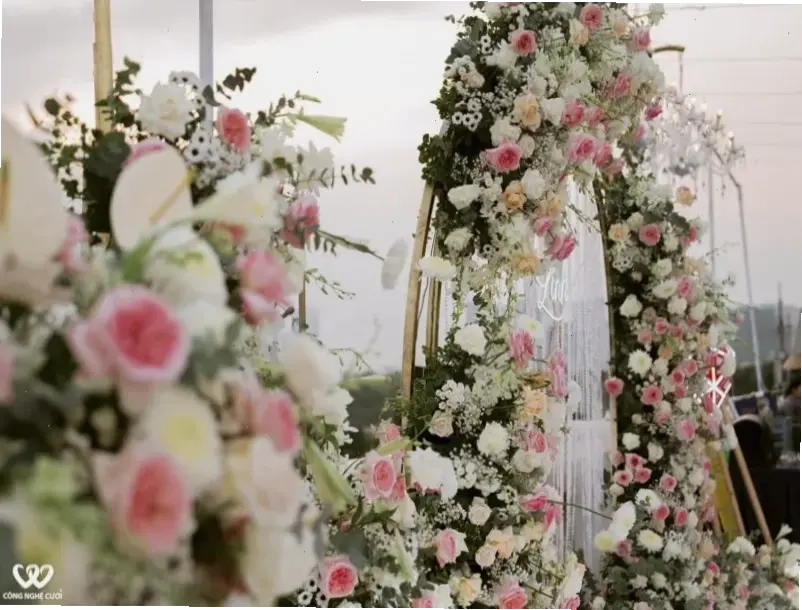 Trang trí tiệc cưới với hoa tulip rạng rỡ, biến ngày vui thành kỷ niệm đẹp mãi.