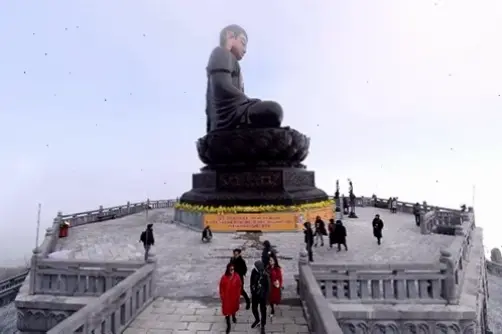 Tranh A Di Đà sống động trên đảo, kết hợp nghệ thuật và tinh thần Phật giáo, truyền cảm hứng sâu lắng.