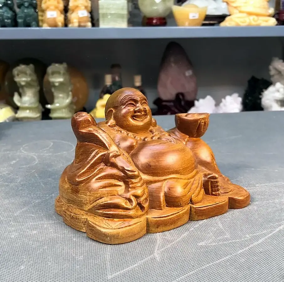 Tranh Di Lặc cầm quạt nghệ thuật, tô điểm không gian với năng lượng tích cực và niềm vui bất tận.