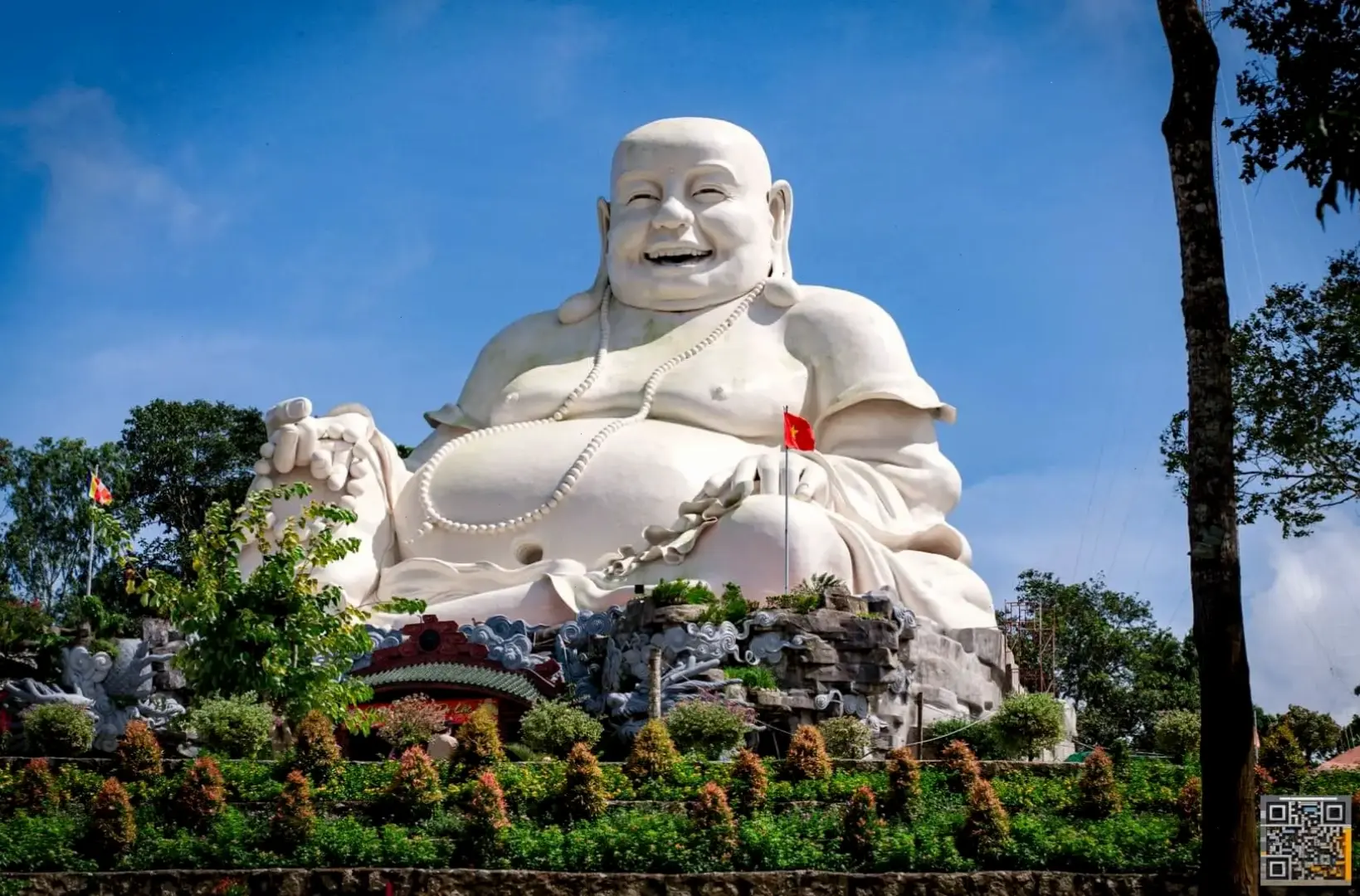 Tranh Di Lặc rừng nghệ thuật, mang vẻ đẹp thiên nhiên kết hợp với năng lượng tích cực và bình yên.