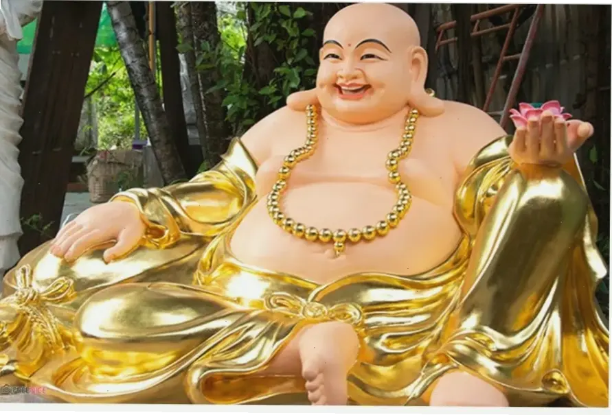 Tranh Di Lặc trên hồ nghệ thuật, tô điểm không gian với sự thanh thản và thịnh vượng bền vững.