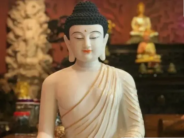 Tranh Phật ánh vàng nghệ thuật tinh tế, kết hợp truyền thống và hiện đại để trang trí và nuôi dưỡng tâm hồn.