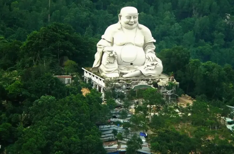 Tượng Di Lặc rừng tinh tế, biểu tượng may mắn và niềm vui bất tận cho ngôi nhà ấm cúng.