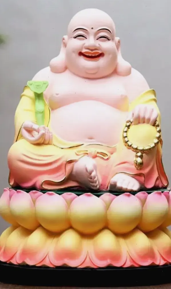 Tượng Di Lặc trên hồ đẹp mắt, biểu tượng may mắn và niềm vui, lý tưởng cho phong thủy gia đình.