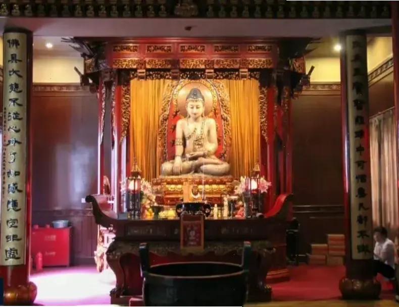 Tượng Phật ngọc bích thiền hỗ trợ thực hành thiền, giúp đạt sự tĩnh lặng và minh triết trong cuộc sống bận rộn.