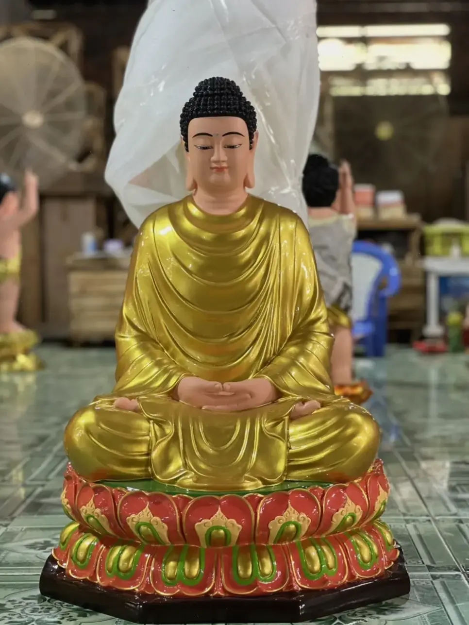 Tượng Phật sứ ánh sáng huyền ảo, chiếu rọi tâm hồn và mang đến sự thanh tịnh, sáng tạo cho cuộc sống hàng ngày.