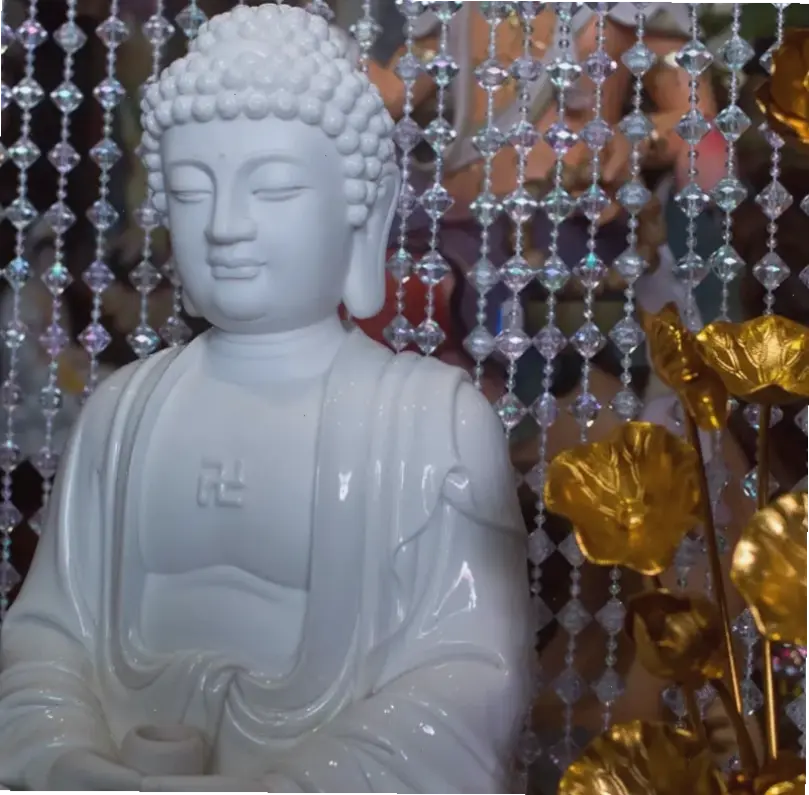 Tượng Phật sứ tối giản thiết kế đơn sơ, mang lại sự thanh thản và tập trung tối đa cho hành trình nội tâm.