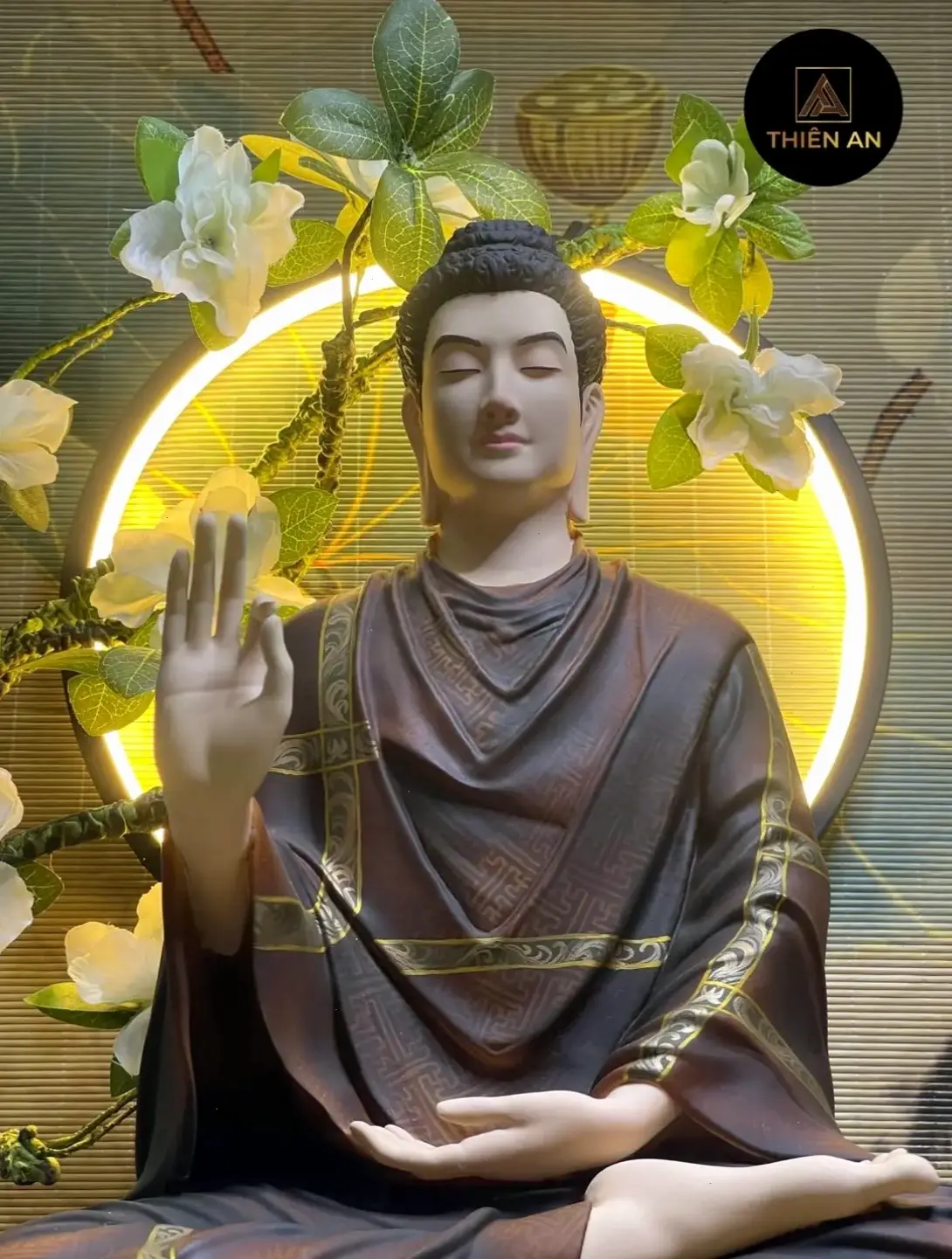 Tượng Phật thạch cao ánh sáng lung linh, tạo không gian tâm linh ấm áp và huyền ảo tuyệt vời.