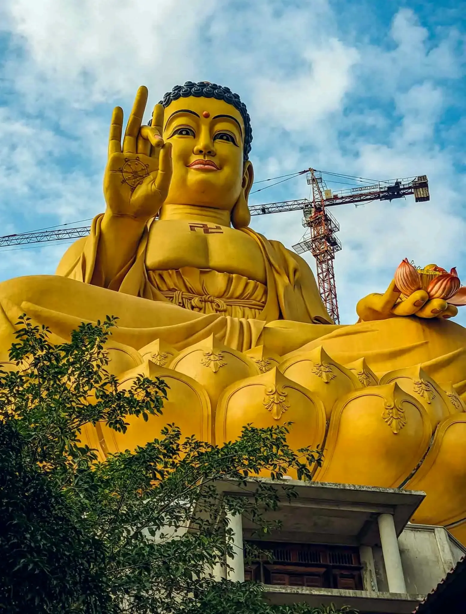 Tượng Phật vàng với ánh sáng lung linh, soi sáng con đường tâm linh và mang lại sự thanh thản.