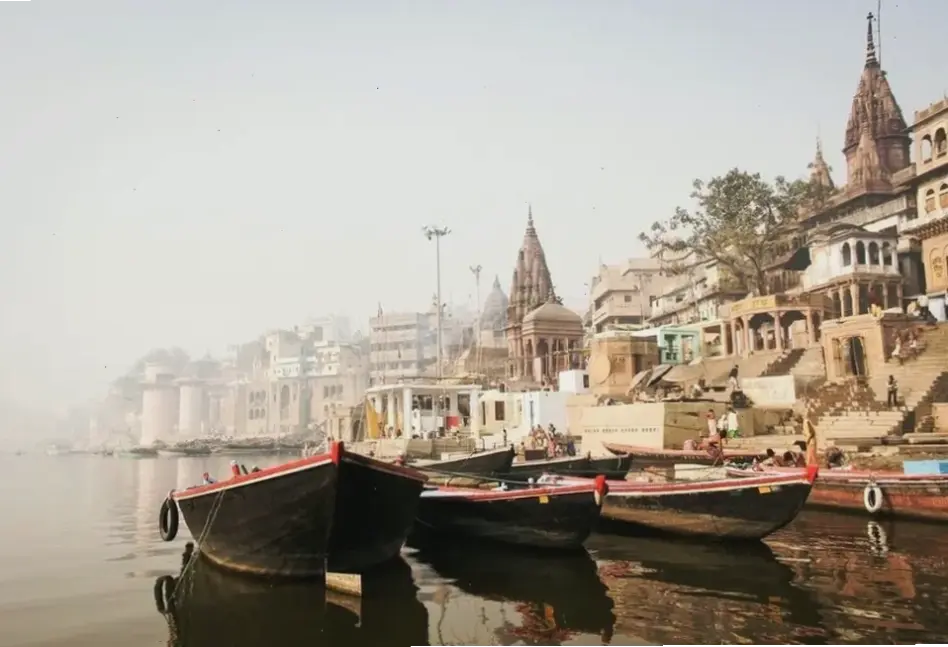 Tượng Phật Varanasi biểu tượng thiêng liêng, truyền tải thông điệp giác ngộ và bình yên sâu lắng.