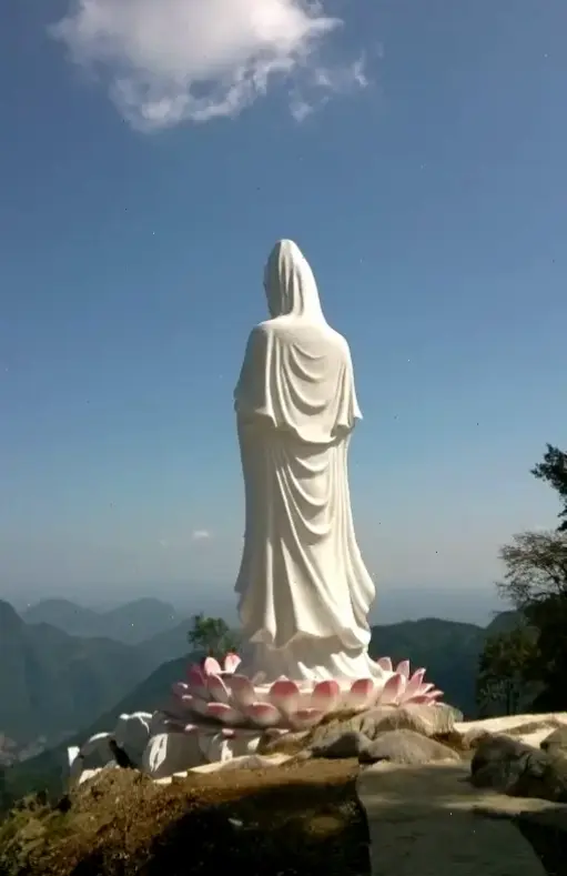 Tượng Quan Âm uy nghi bên hồ, biểu tượng lòng nhân ái, giúp tĩnh tâm và tìm thấy sự an lành trong cuộc sống.