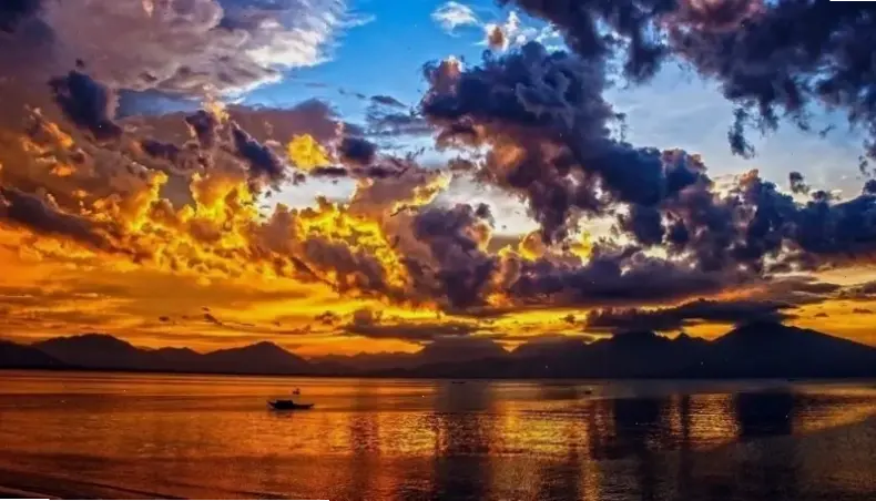 Khám phá avatar biển phong cảnh, nơi sóng biển xanh ngát và nắng vàng mang đến cảm hứng bình yên vô bờ.