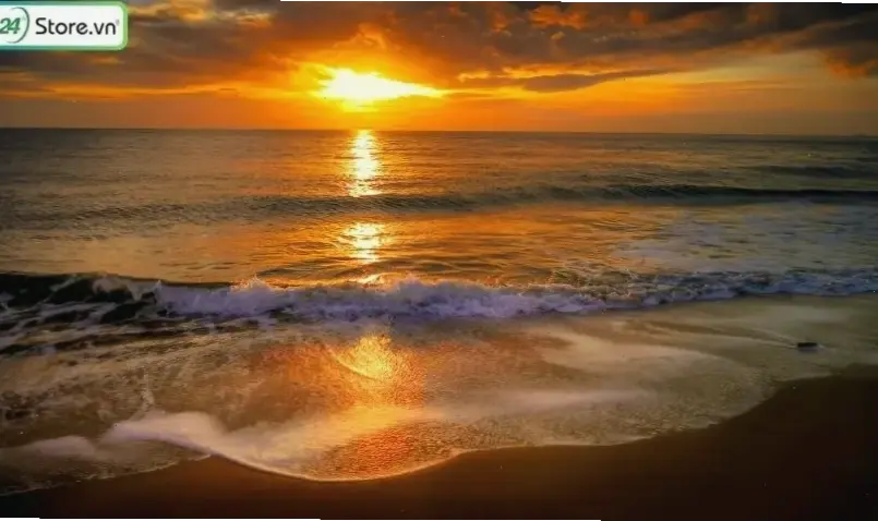 Hoàng hôn buồn nhuộm đỏ bầu trời, khơi dậy nỗi lòng da diết, nơi ánh sáng dần tắt và ký ức ùa về.