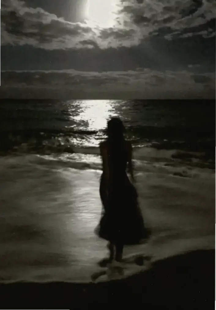 Avatar tâm trạng đen trắng: Biểu tượng hoàn hảo để thể hiện cảm xúc sâu lắng, mang đến sự cổ điển và suy tư trong từng khoảnh khắc nội tâm.