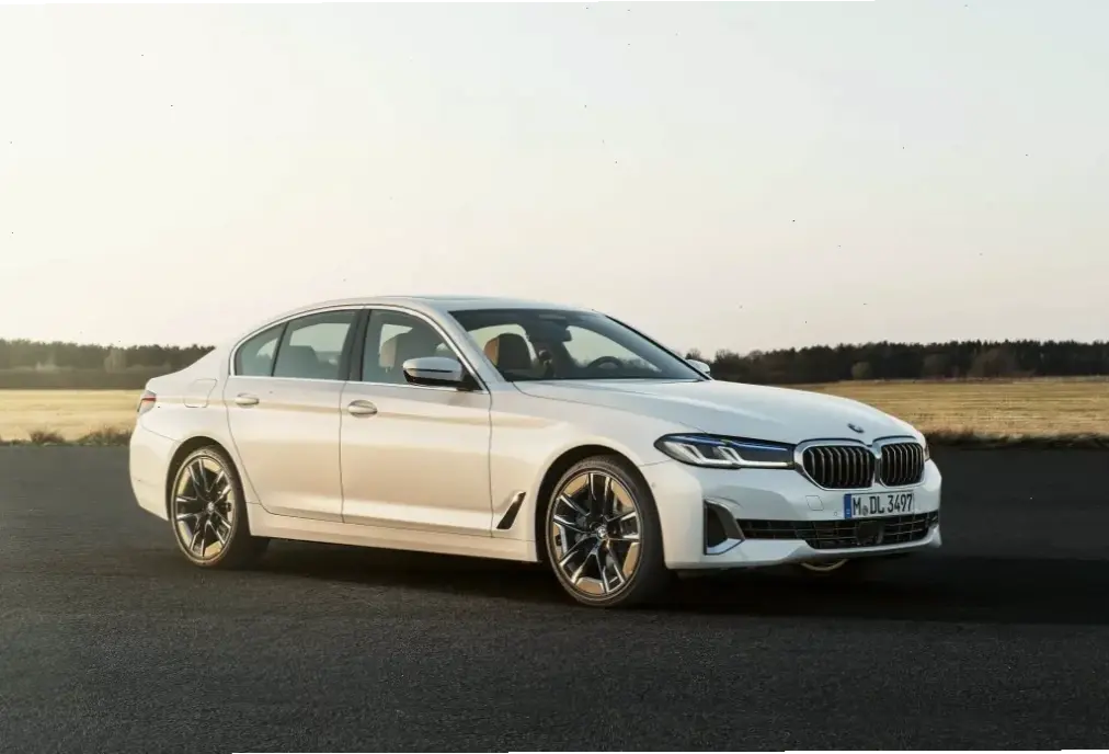 BMW 5 Series Premium Sedan: Đẳng cấp vượt thời gian với nội thất cao cấp, mang đến sự thoải mái tối ưu.