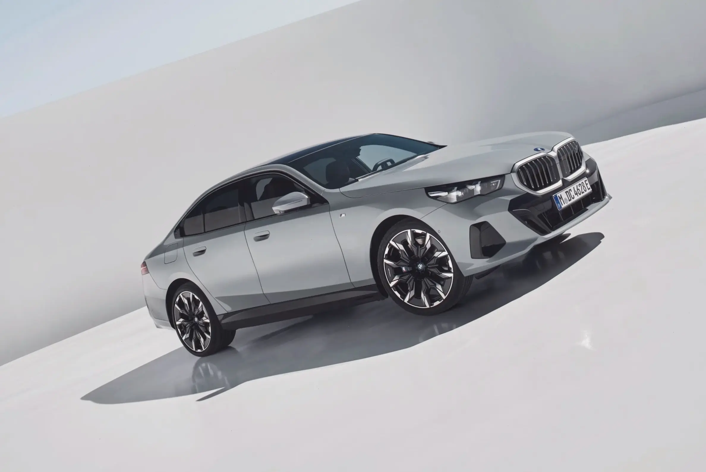 BMW 5 Series Urban Vehicle: Linh hoạt trong thành phố với tiện nghi cao cấp, lý tưởng cho lối sống hiện đại.
