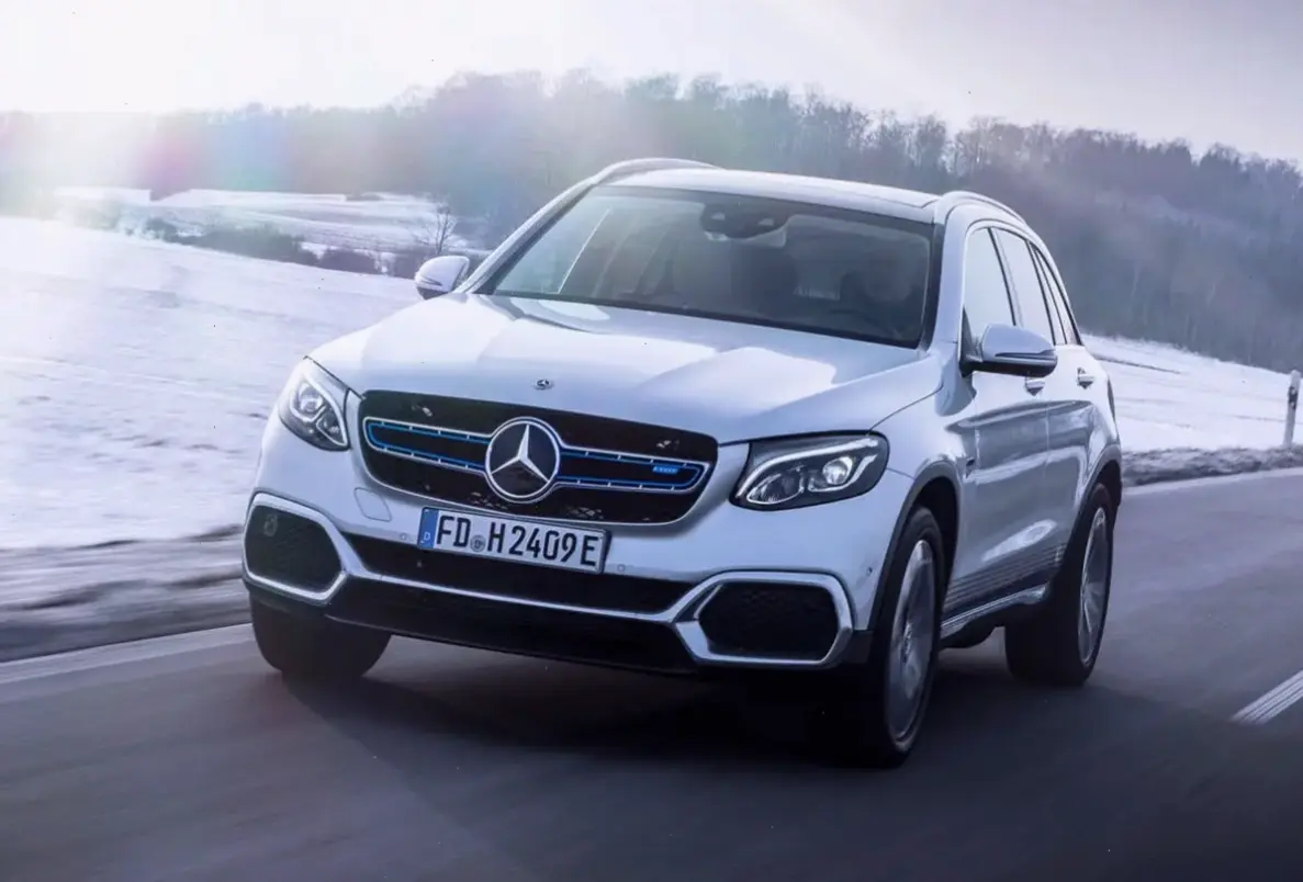 Cảm nhận Mercedes-Benz GLC Sport SUV với thiết kế thể thao và hiệu suất vượt bậc.