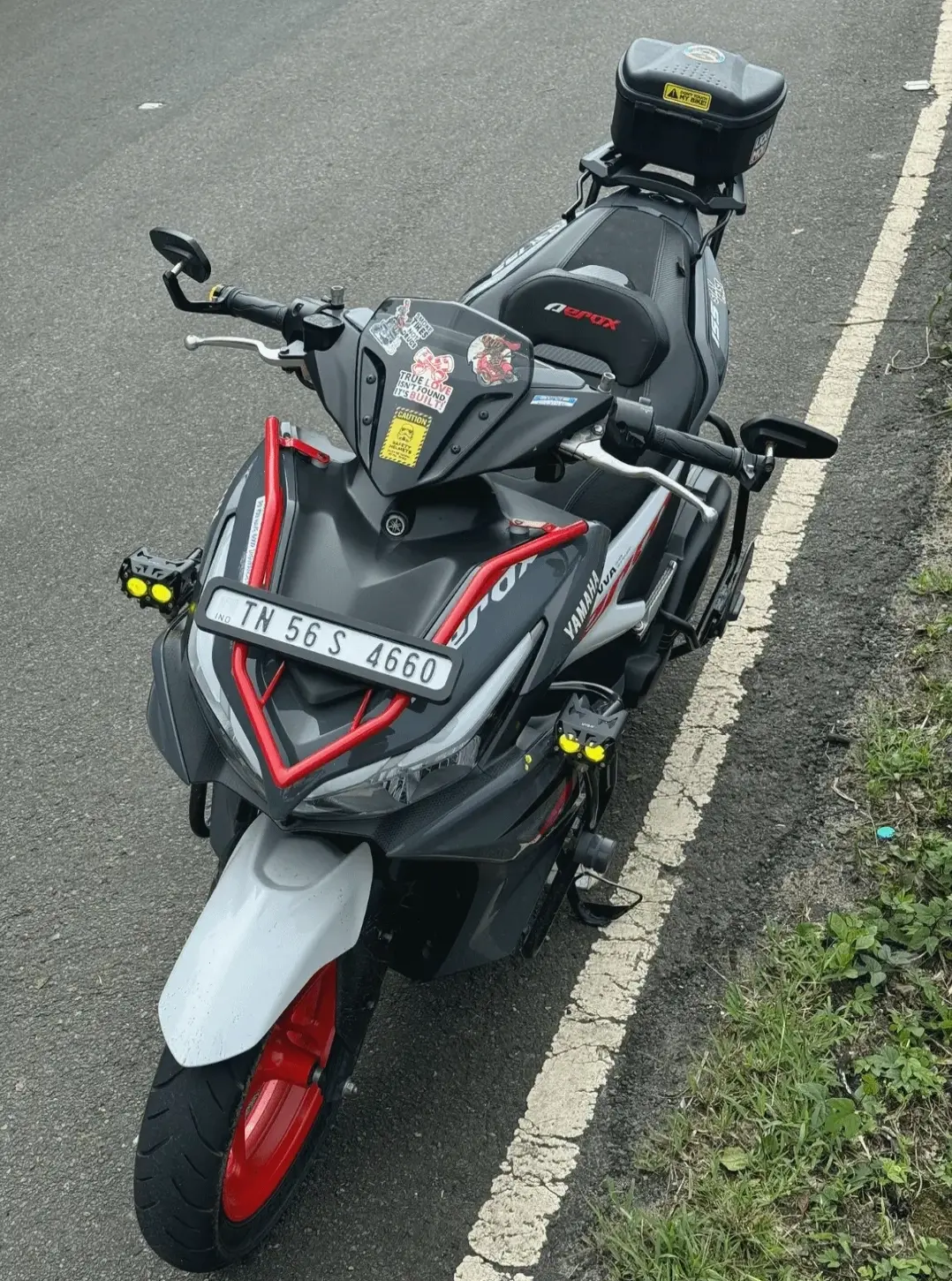 Cảm nhận tốc độ và phong cách với Yamaha Aerox Sport Scooter, dành cho những tín đồ đam mê thể thao!