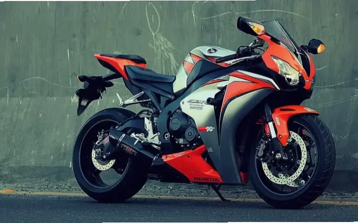Cảm nhận tốc độ với Honda Blade Sport Bike, thiết kế thể thao và động cơ mạnh mẽ.