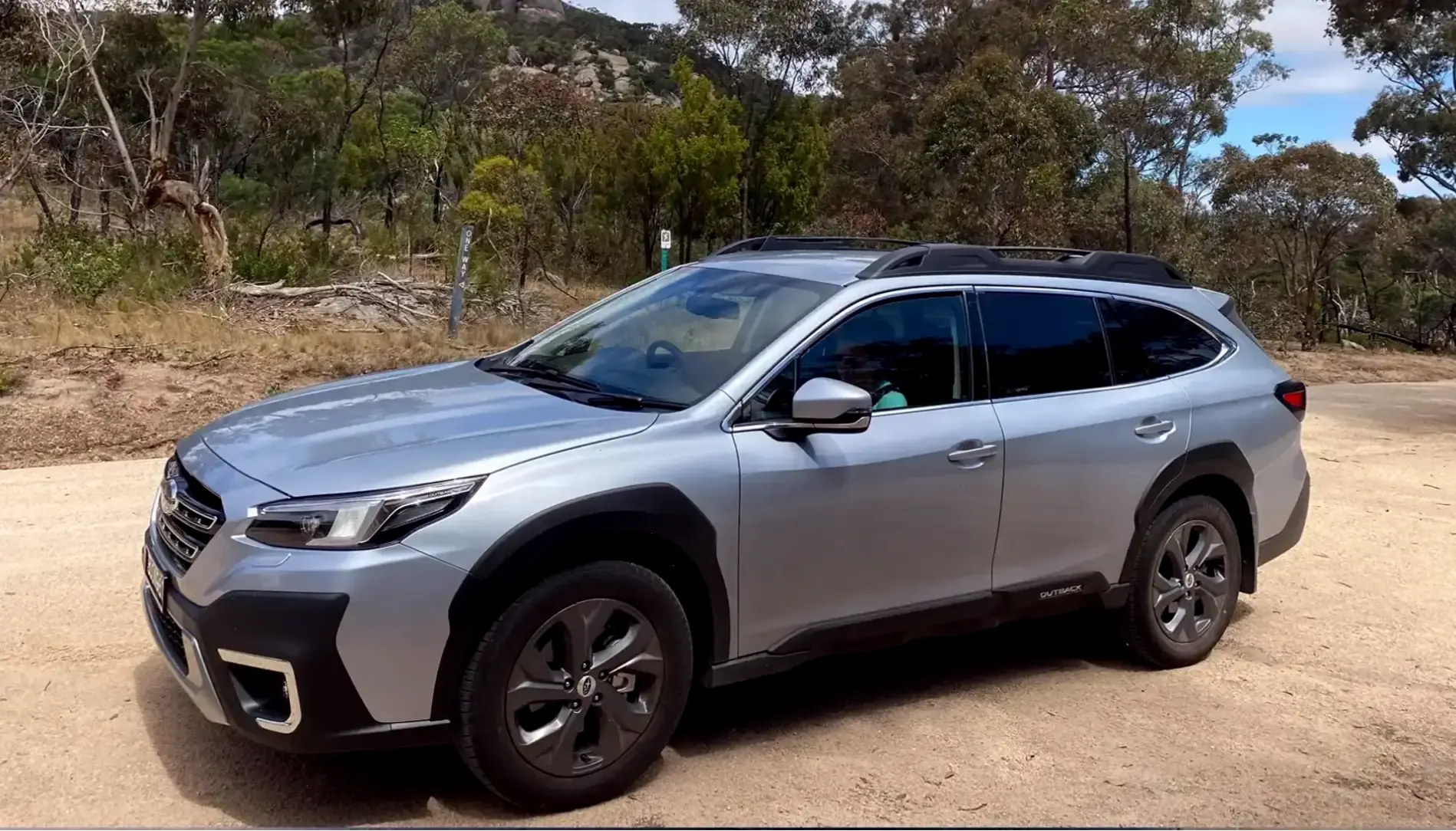 Chinh phục địa hình với Subaru Outback AWD SUV, hệ dẫn động toàn thời gian đảm bảo độ bám đường tối ưu.