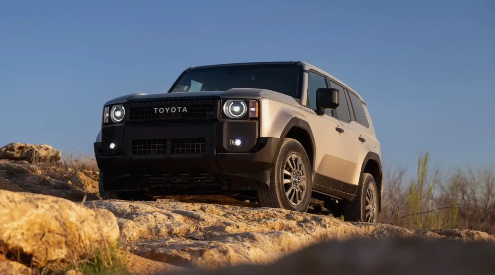 Chinh phục địa hình với Toyota Land Cruiser Off-Road SUV – Biểu tượng của sức mạnh và bền vững!