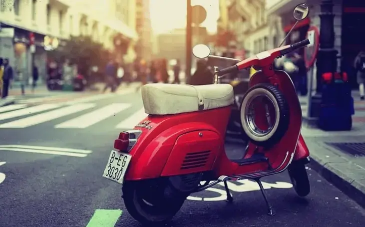 Dễ dàng di chuyển phố phường cùng Vespa Urban Scooter, tiện lợi và đầy phong cách.