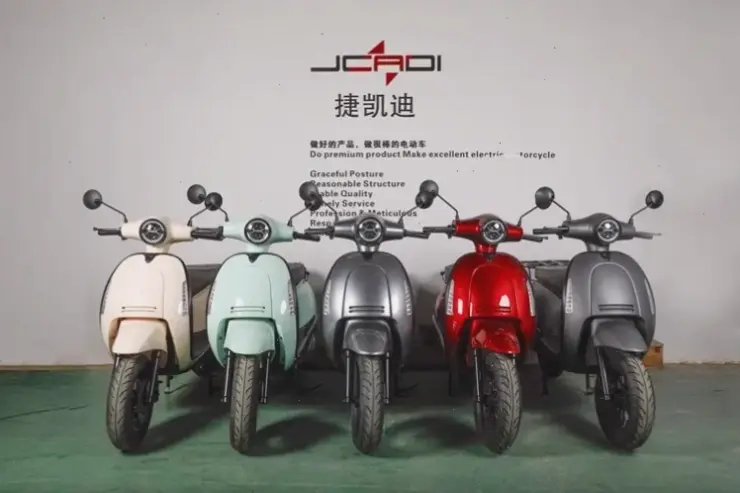 Dibao Super Vespa Electric Bike: Phương tiện xanh cho đô thị, dễ dàng di chuyển với pin lâu dài.