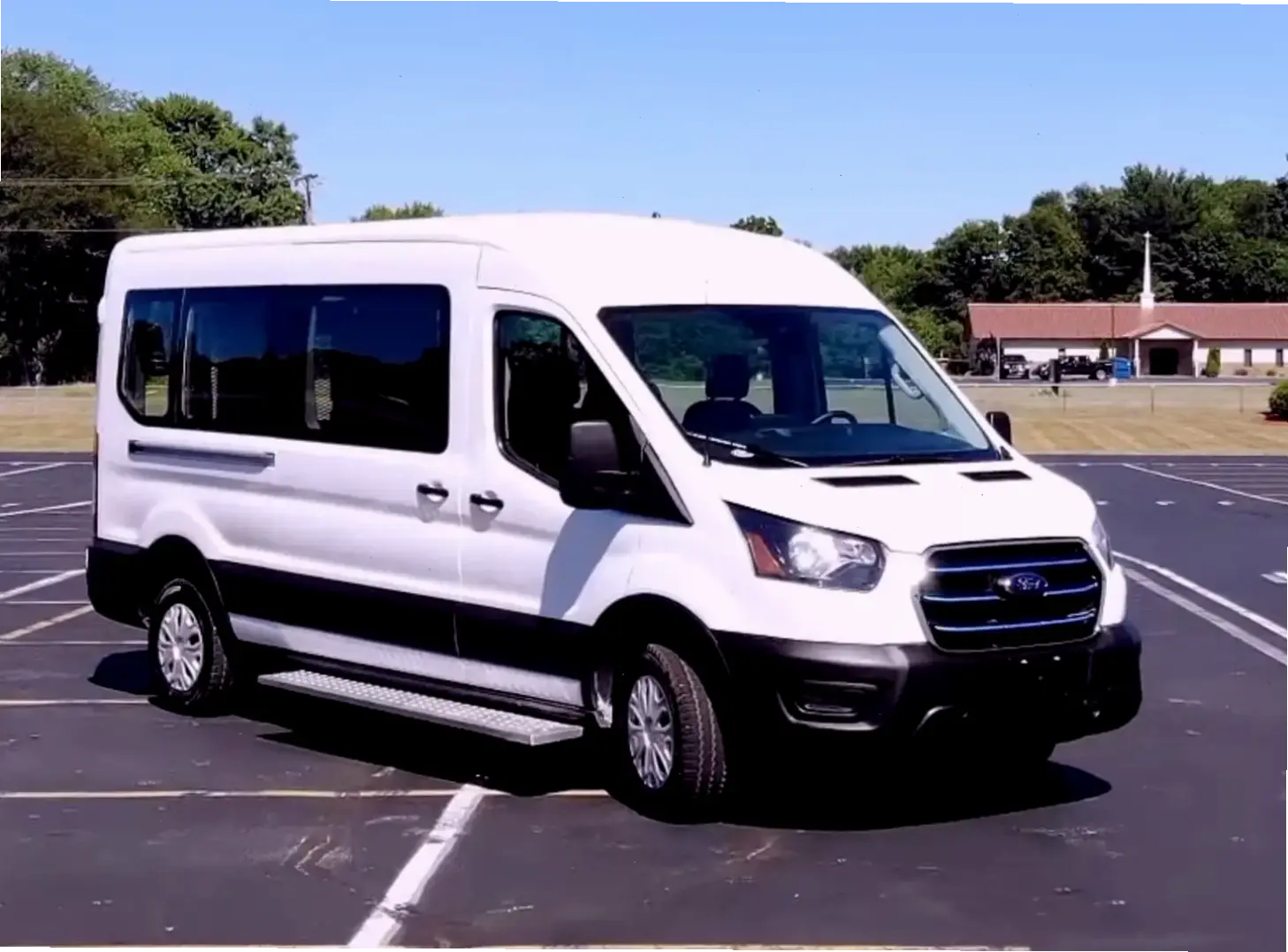 Ford Transit 15 Seater Van: Thoải mái cho nhóm lớn, an toàn và tiện nghi tối đa.