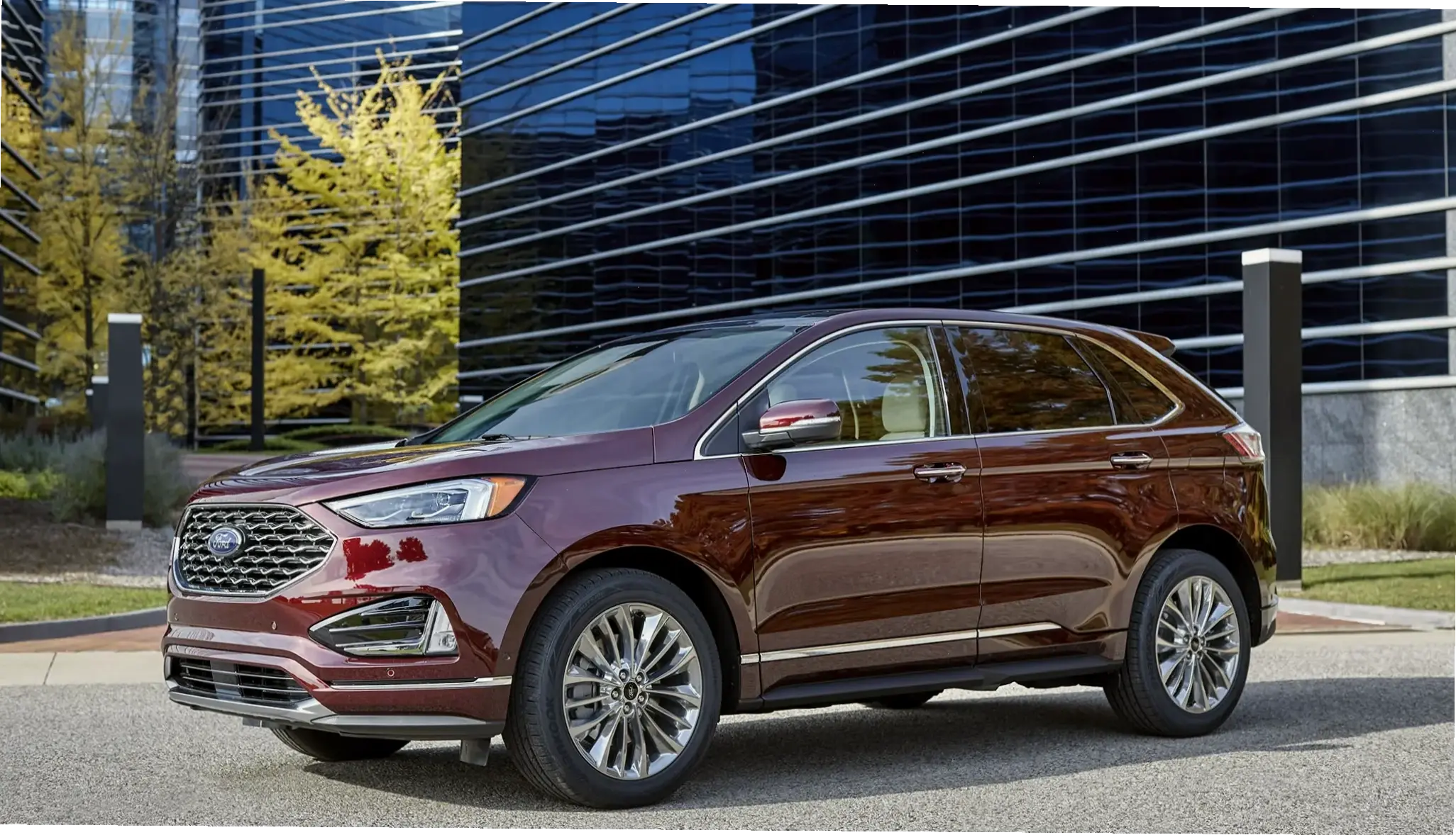 Hành trình mạo hiểm cùng Ford Edge Sport SUV, thiết kế thể thao và khả năng vận hành mạnh mẽ.