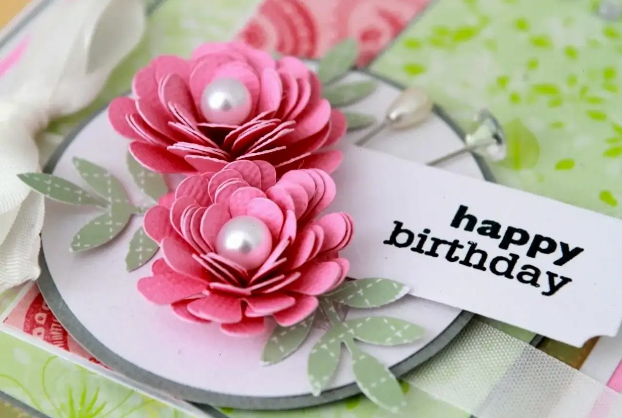 Hoa hồng sinh nhật rạng rỡ, chúc mừng ngày đặc biệt của bạn. Thêm sắc màu vui tươi cho khoảnh khắc đáng nhớ.