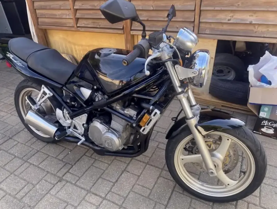 Hồi sinh phong cách cổ điển qua Suzuki Bandit Classic Motorcycle, bền bỉ và lịch lãm vượt thời gian.