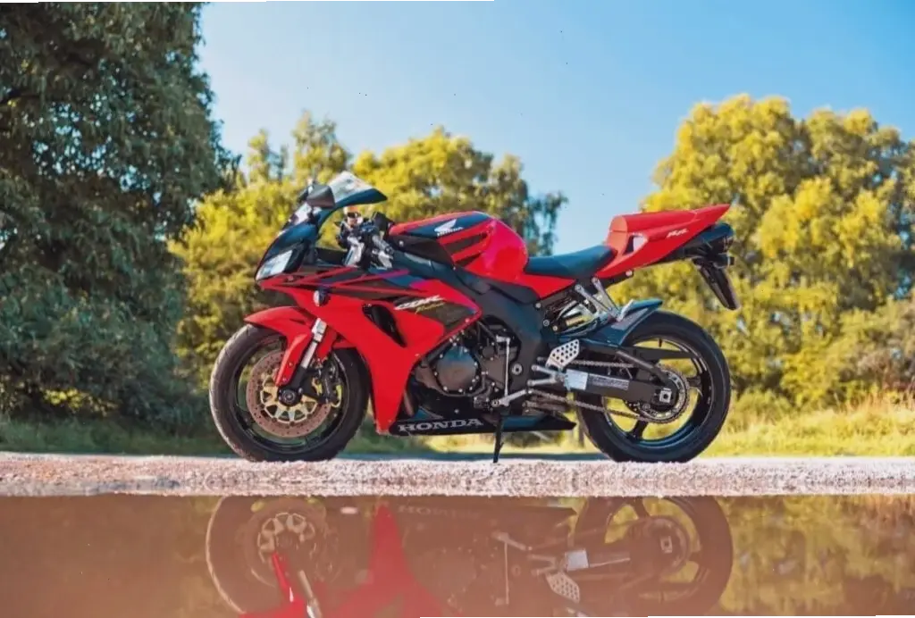 Honda Blade Urban Motorcycle: Linh hoạt cho thành phố, tiện lợi và phong cách hàng ngày.