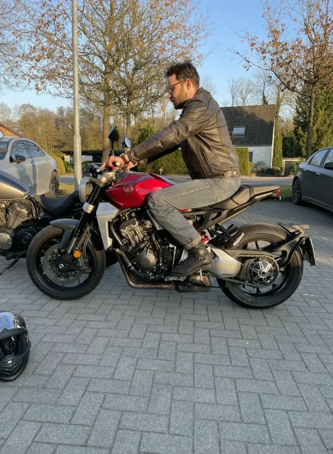 Honda Dunk Modern Bike: Thiết kế hiện đại, công nghệ mới, trải nghiệm lái xe hoàn hảo!