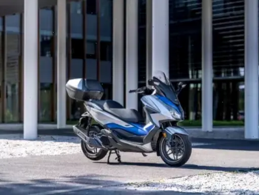 Honda Forza Urban Scooter: Linh hoạt, dễ dàng di chuyển trong thành phố nhộn nhịp.