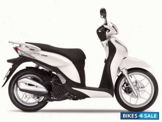 Honda SH Mode Classic Scooter kết hợp phong cách cổ điển và công nghệ hiện đại, mang đến trải nghiệm lái xe độc đáo và bền bỉ.
