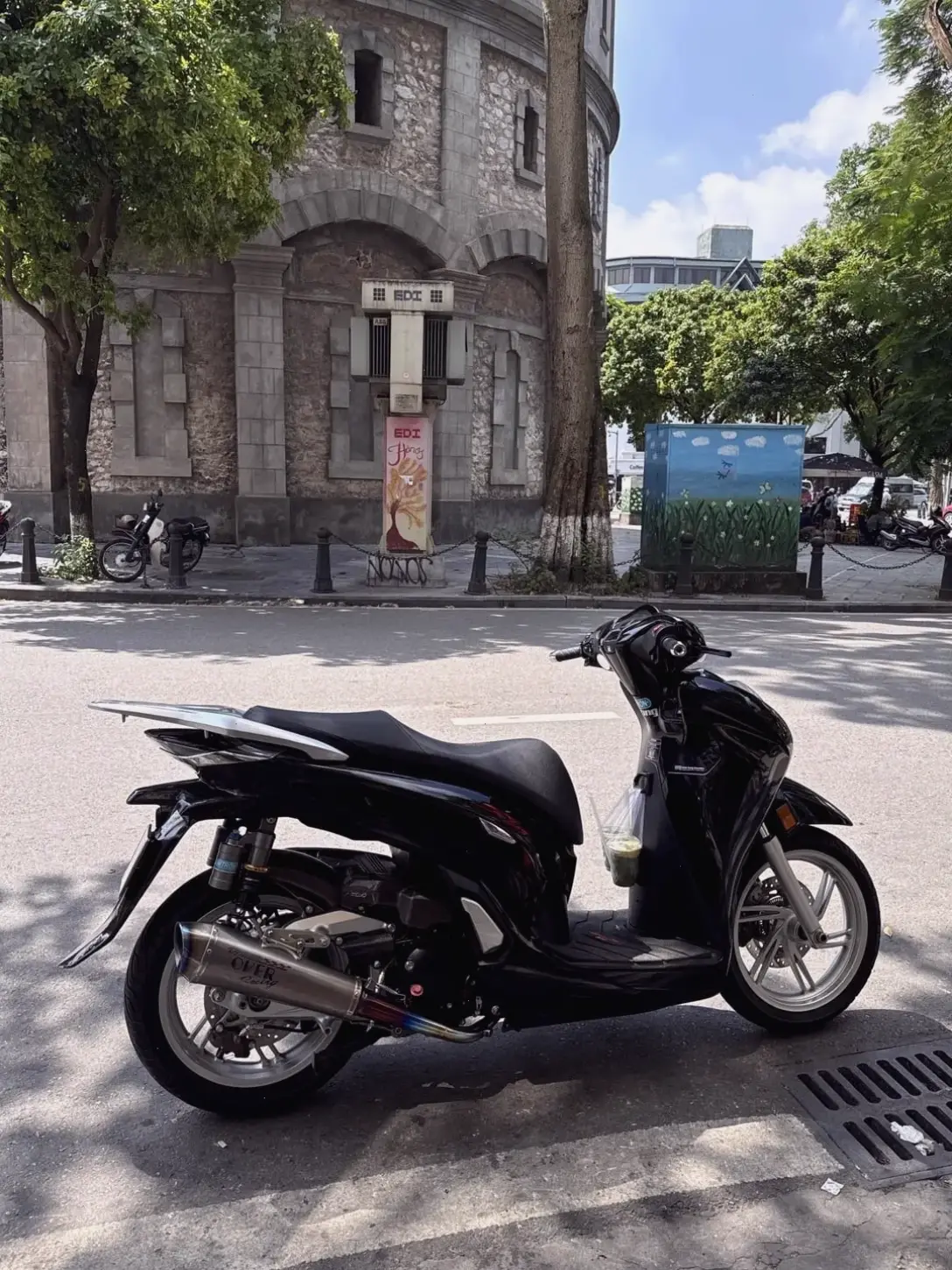 Honda SH Mode Eco Scooter thân thiện môi trường, tiết kiệm nhiên liệu và hiệu suất xanh, hoàn hảo cho lối sống bền vững.