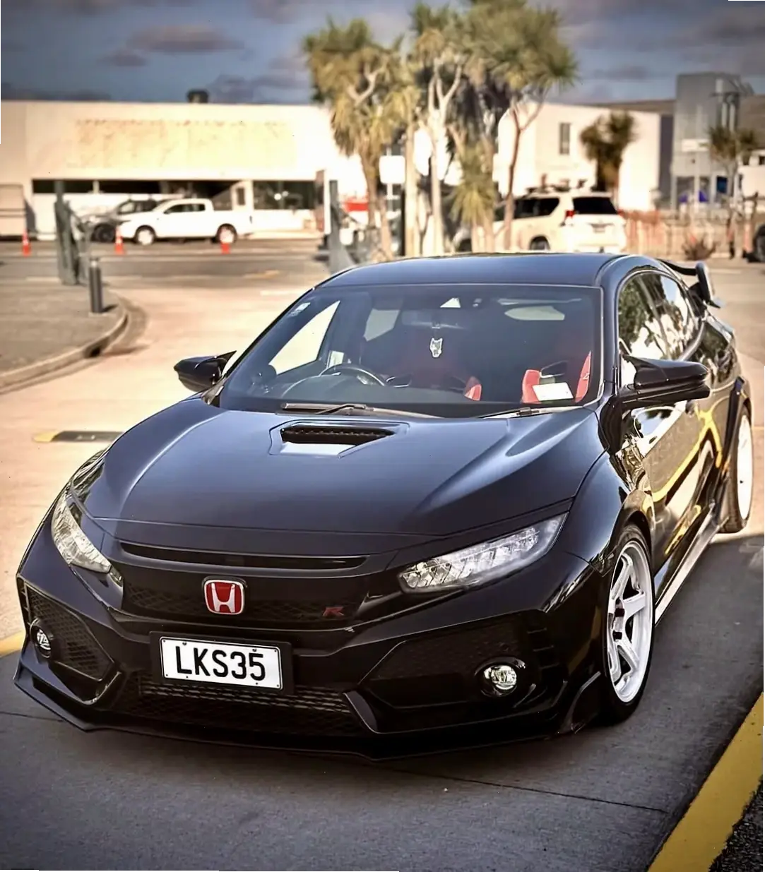 Honda SH Mode Luxury Vehicle: Sự xa xỉ với chi tiết tinh tế, mang đến sự thoải mái và đẳng cấp vượt trội cho mọi hành trình.