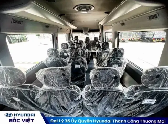 Hyundai County 3.9L Diesel với động cơ diesel mạnh mẽ, tiết kiệm xăng và bền bỉ, phù hợp cho các chuyến đi xa.