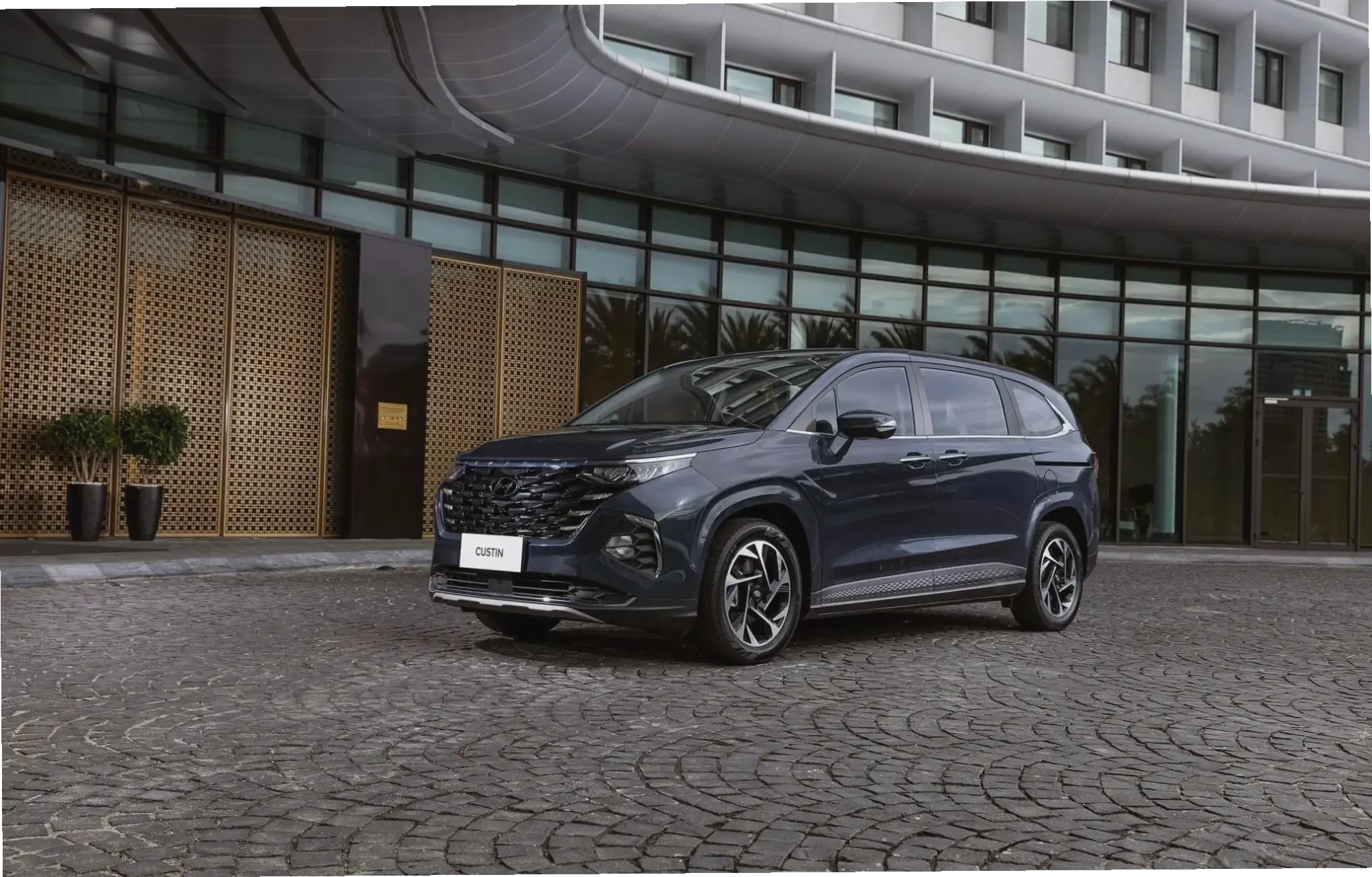 Hyundai Custin 7 Seater MPV: Không gian rộng rãi cho 7 người, hoàn hảo cho gia đình và du lịch!