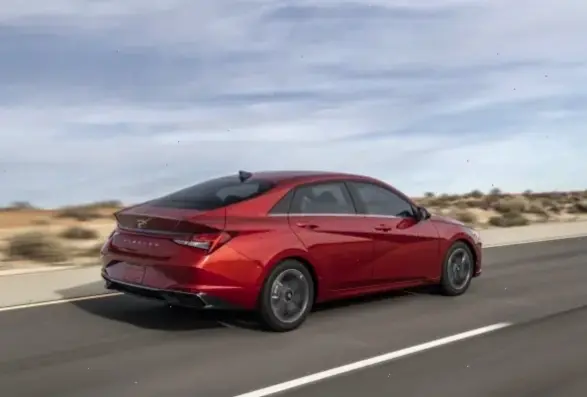 Hyundai Elantra Luxury Sedan mang đến sự xa xỉ, tiện nghi cao cấp và trải nghiệm lái thoải mái đỉnh cao.