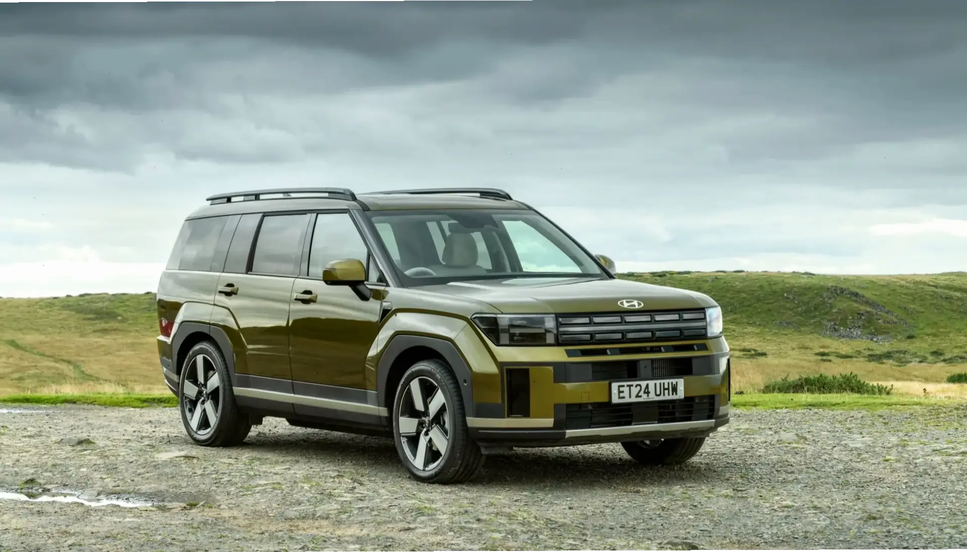 Hyundai Santa Fe 7 Seater Vehicle: Không gian rộng rãi, lý tưởng cho gia đình và các chuyến đi lớn.